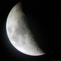 La Lune à travers l'oculaire d'un télescope